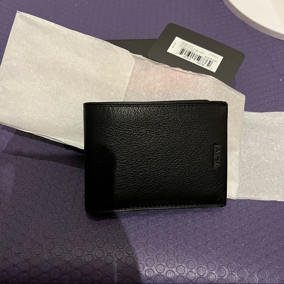 New in Box Tumi Nassau Global Double Bifold Black Wallet - Picture 4 of 5